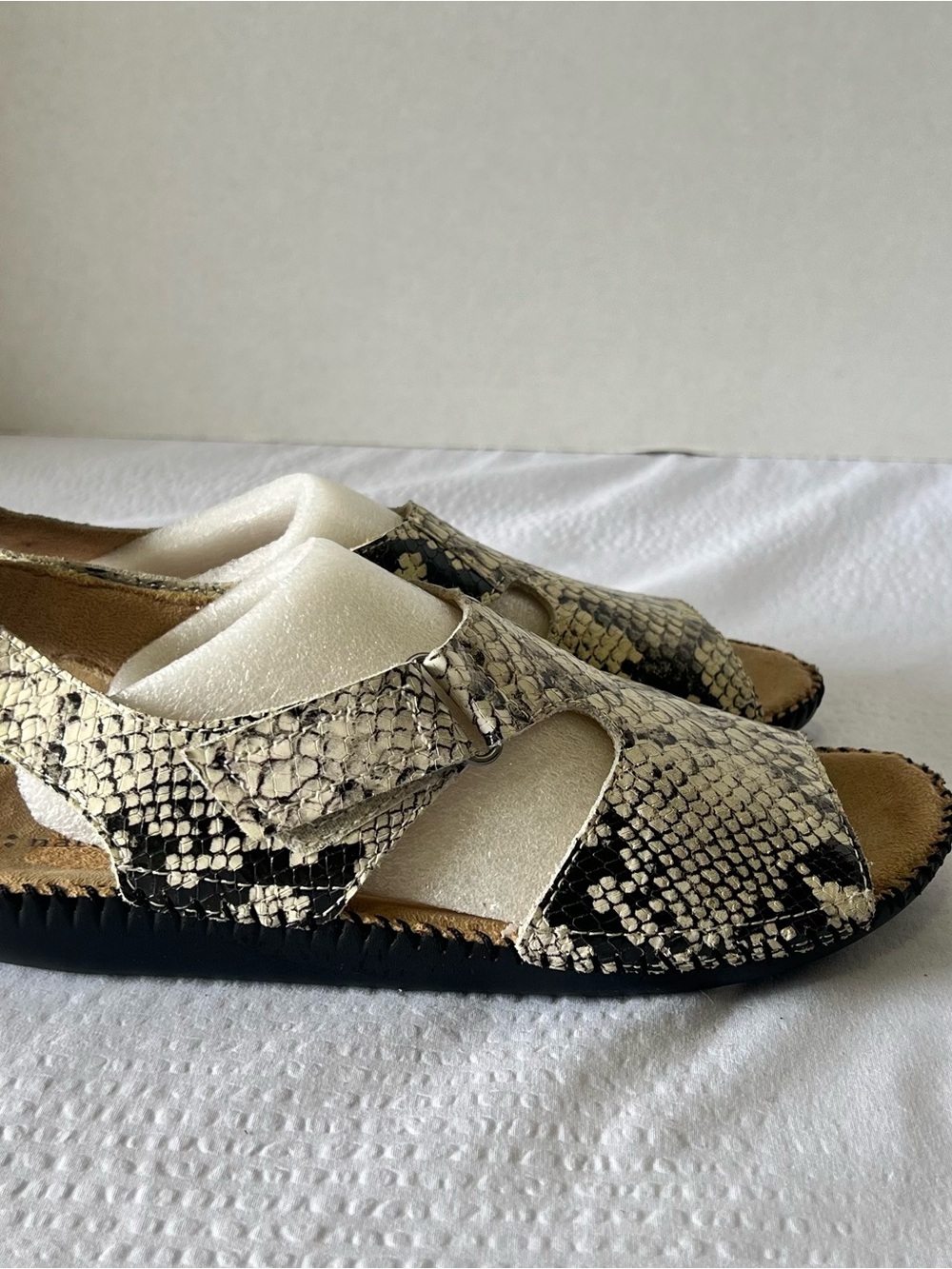 Naturalizer leather snake skin look Velcro Scout sandals 8W - Picture 2 of 9